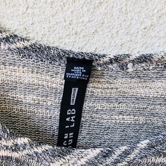 🌍 Lord&taylor gray embroidered sleeves top NWT M - Picture 3 of 4